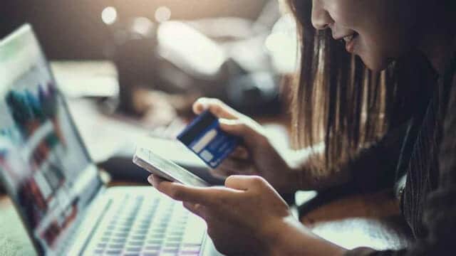 chica comprando por internet