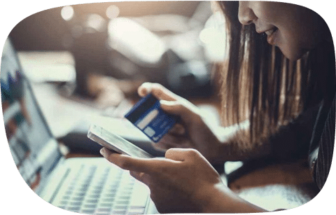 Chica comprando online con tarjeta de crédito